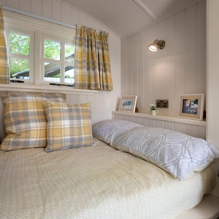 The Heron Shepherds Hut At Lyth Valley Brigsteer エクステリア 写真
